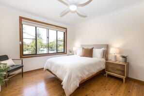 4 habitaciones, escritorio y tabla de planchar con plancha 