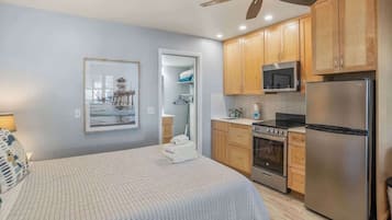 Tabla de planchar con plancha, wifi gratis y ropa de cama