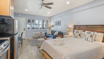 StrykjÀrn/strykbrÀda, gratis wi-fi och sÀngklÀder