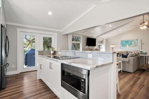 Frigorífico, microondas, horno y placa de cocina
