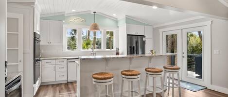 Kylskåp, mikrovågsugn, ugn och spishäll