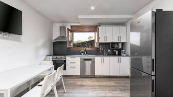 Frigorífico, microondas, horno y placa de cocina