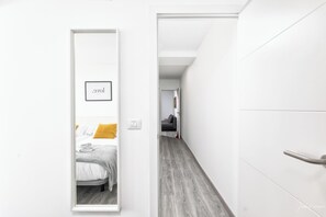 2 bedrooms, iron/ironing board, internet, bed sheets - Description (El Paso)