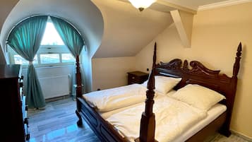 1 bedroom, individually decorated, individually furnished, desk