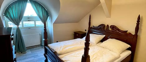 1 habitación, decoración personalizada, muebles diferentes y escritorio