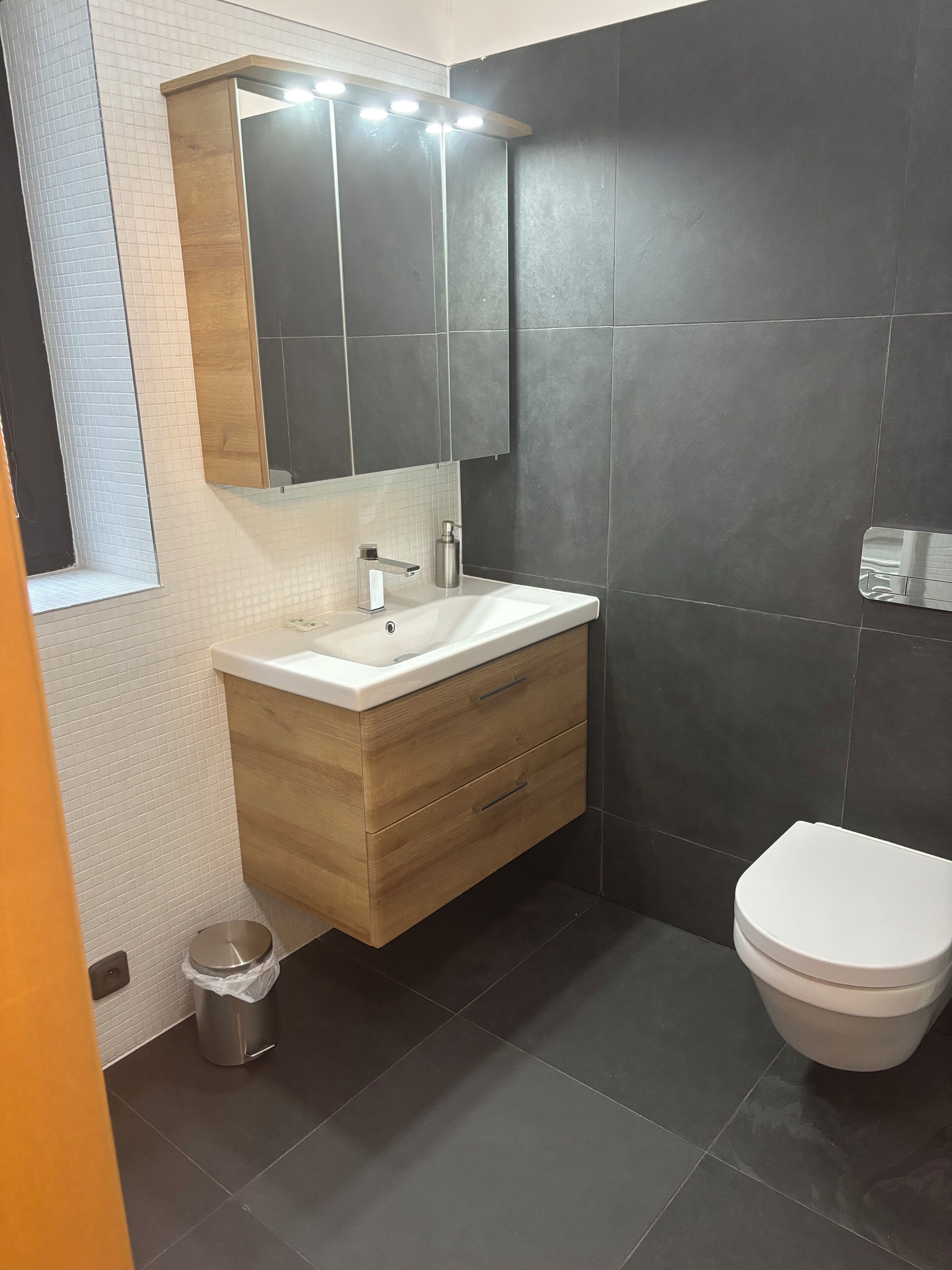 Villa Deluxe | Bagno | Doccia, soffione a pioggia, set di cortesia gratuito, asciugamani