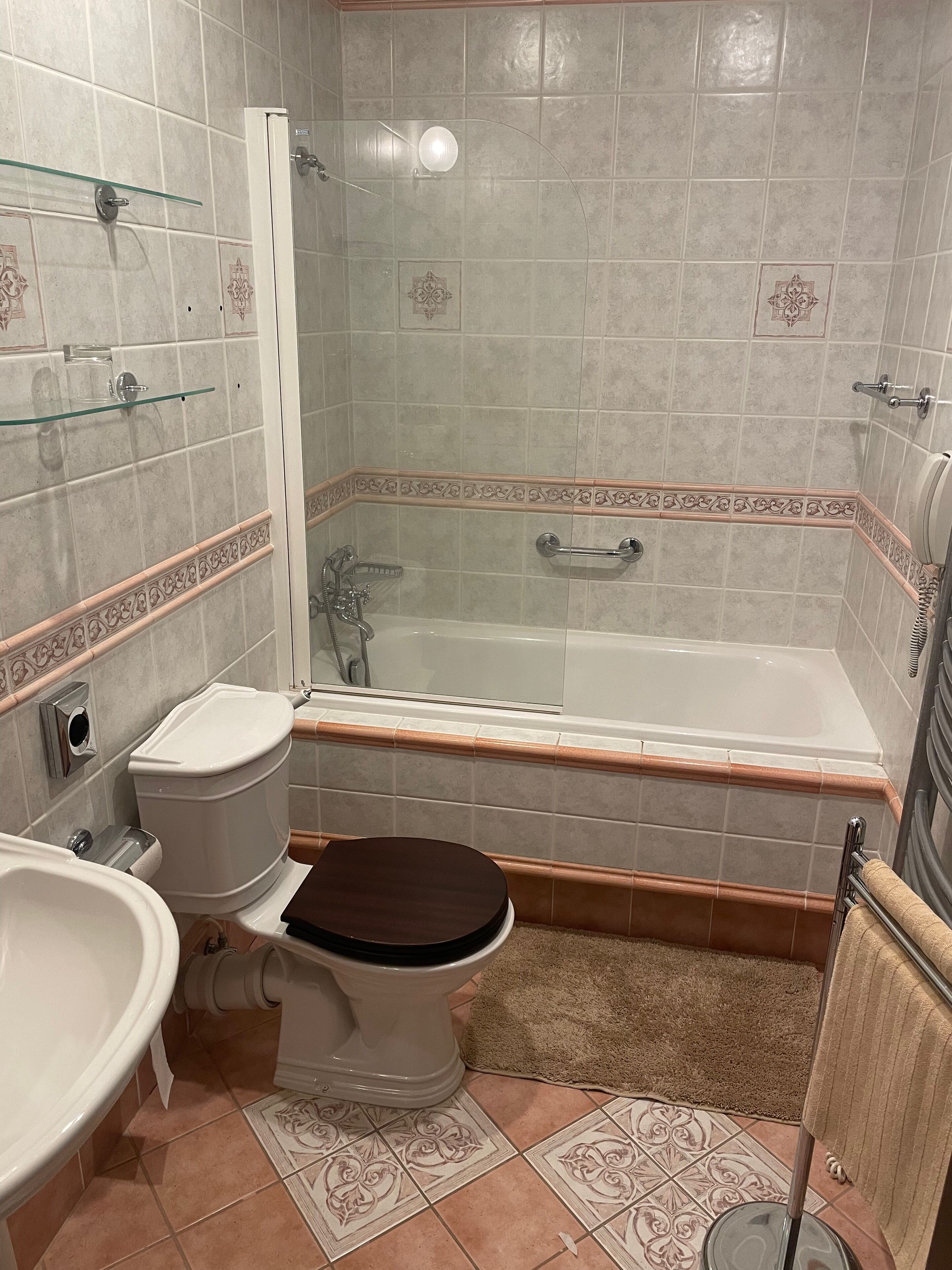 Une salle de bain comprenant des toilettes, un bidet, un lavabo et une baignoire.