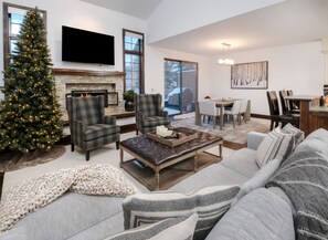 Una Smart TV, una chimenea