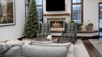 Smart TV, fireplace