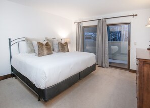 3 bedrooms, free WiFi, bed sheets - Steps to Arrowhead Lift | On Golf Course | Resort Amenities (Edwards)