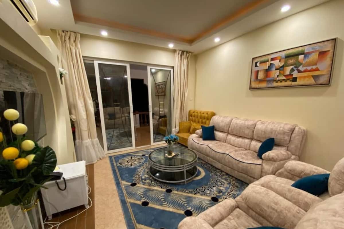 Familienapartment | Wohnbereich | 24-Zoll-Smart-TV mit Satellitenempfang