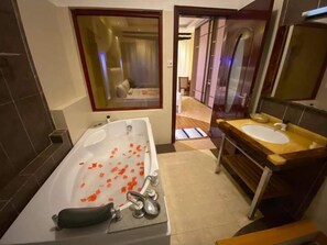 家庭公寓 | 浴室 | 淋浴設備、免費盥洗用品、坐浴桶、毛巾