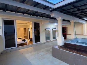 Private spa tub