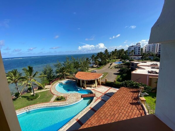 Outdoor pool - Lux Suites Lily Holiday Homes Shanzu (Mombasa)