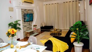 Apartament Comfort | Sala d'estar | Televisor intel·ligent de 24 polzades amb canals per satèl·lit 