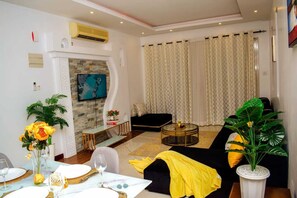 Appartement Confort | Coin séjour | TV connectée de 24 pouces avec chaînes par satellite