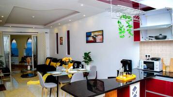 Comfort-Apartment | Wohnbereich | 24-Zoll-Smart-TV mit Satellitenempfang
