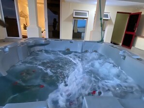 Jetted bathtub - Lux Suites Lily Holiday Homes Shanzu (Mombasa)