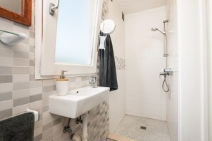 Haartrockner, Handtücher, Toilettenpapier