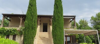 5 bed country house (sleeps 10). Magnificent views. Tennis court & heated pool