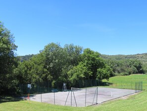 Sport court - 5 bed country house (sleeps 10). Magnificent views. Tennis court & heated pool (Calvignac)