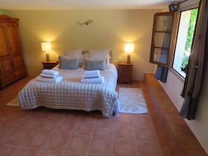 5 bedrooms, iron/ironing board, travel crib, internet - 5 Bedroom (Sleeps 10) House in Calvignac (Calvignac)