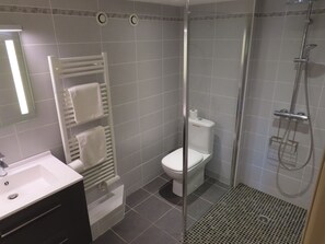 Shower, hair dryer, towels, shampoo - 5 bed country house (sleeps 10). Magnificent views. Tennis court & heated pool (Calvignac)