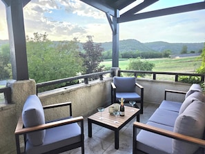 Property grounds - 5 bed country house (sleeps 10). Magnificent views. Tennis court & heated pool (Calvignac)