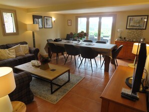 Dining - 5 bed country house (sleeps 10). Magnificent views. Tennis court & heated pool (Calvignac)