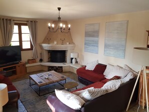 Televisión, chimenea, reproductor de DVD y tenis de mesa 