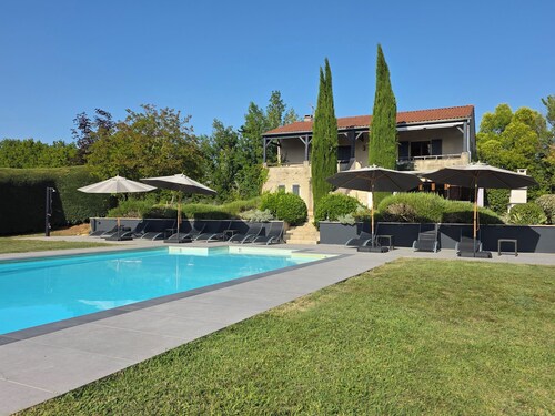 5 bed country house (sleeps 10). Magnificent views. Tennis court & heated pool