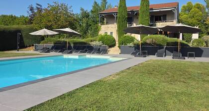 5 bed country house (sleeps 10). Magnificent views. Tennis court & heated pool