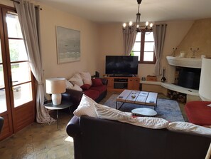 TV, fireplace, DVD player, table tennis - 5 bed country house (sleeps 10). Magnificent views. Tennis court & heated pool (Calvignac)