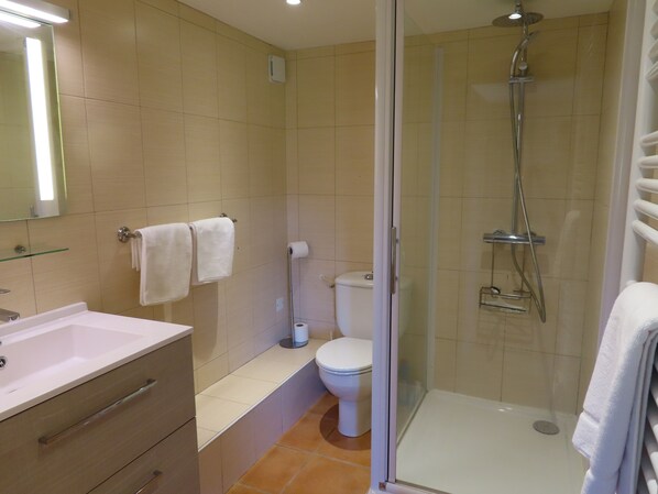 Shower, hair dryer, towels, shampoo - 5 bed country house (sleeps 10). Magnificent views. Tennis court & heated pool (Calvignac)