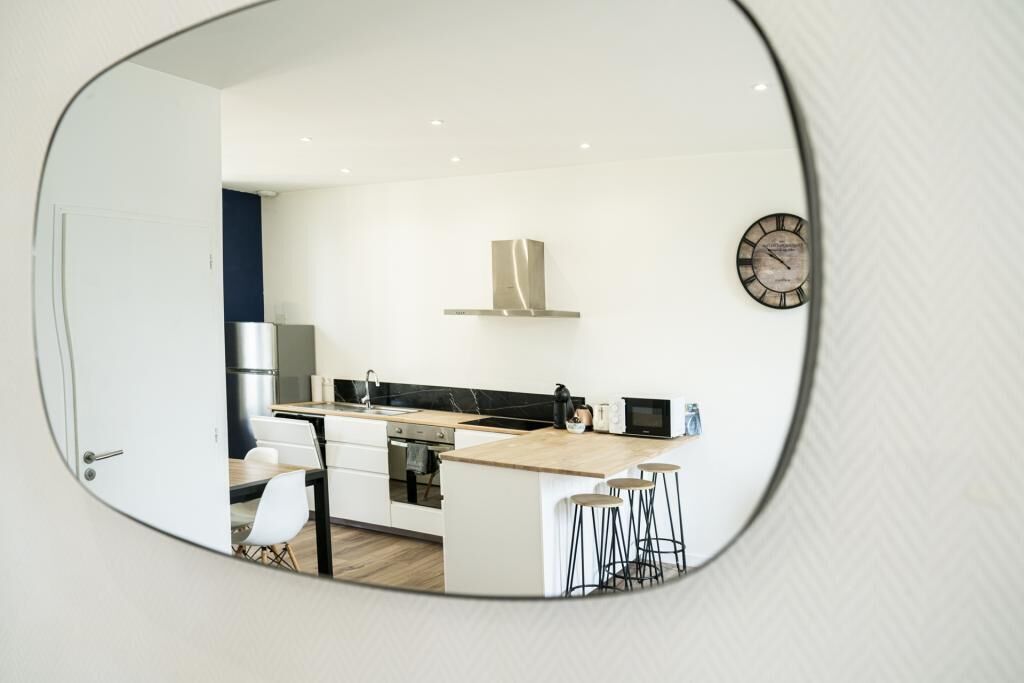 Cafetera y tetera, utensilios de cocina y comedor 