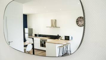 Cafetera y tetera, utensilios de cocina y comedor