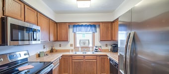 Welcoming Condo in Davenport: Central Location!
