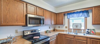 Welcoming Condo in Davenport: Central Location!