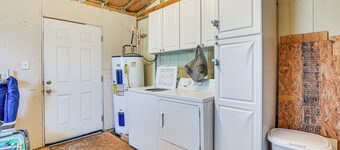 1 Mi to Surfside Beach: Coastal Cottage