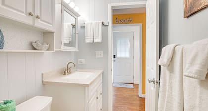 1 Mi to Surfside Beach: Coastal Cottage