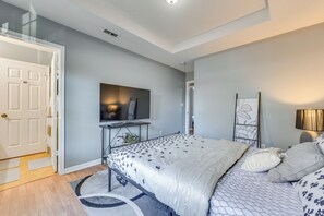 Apartment (3 Bedrooms) | Interior - Uptown Charlotte Townhome w/ Patio & Yard! (Charlotte)