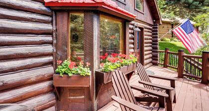 Cozy Ouray Apartment, Steps to Riverwalk Trail!