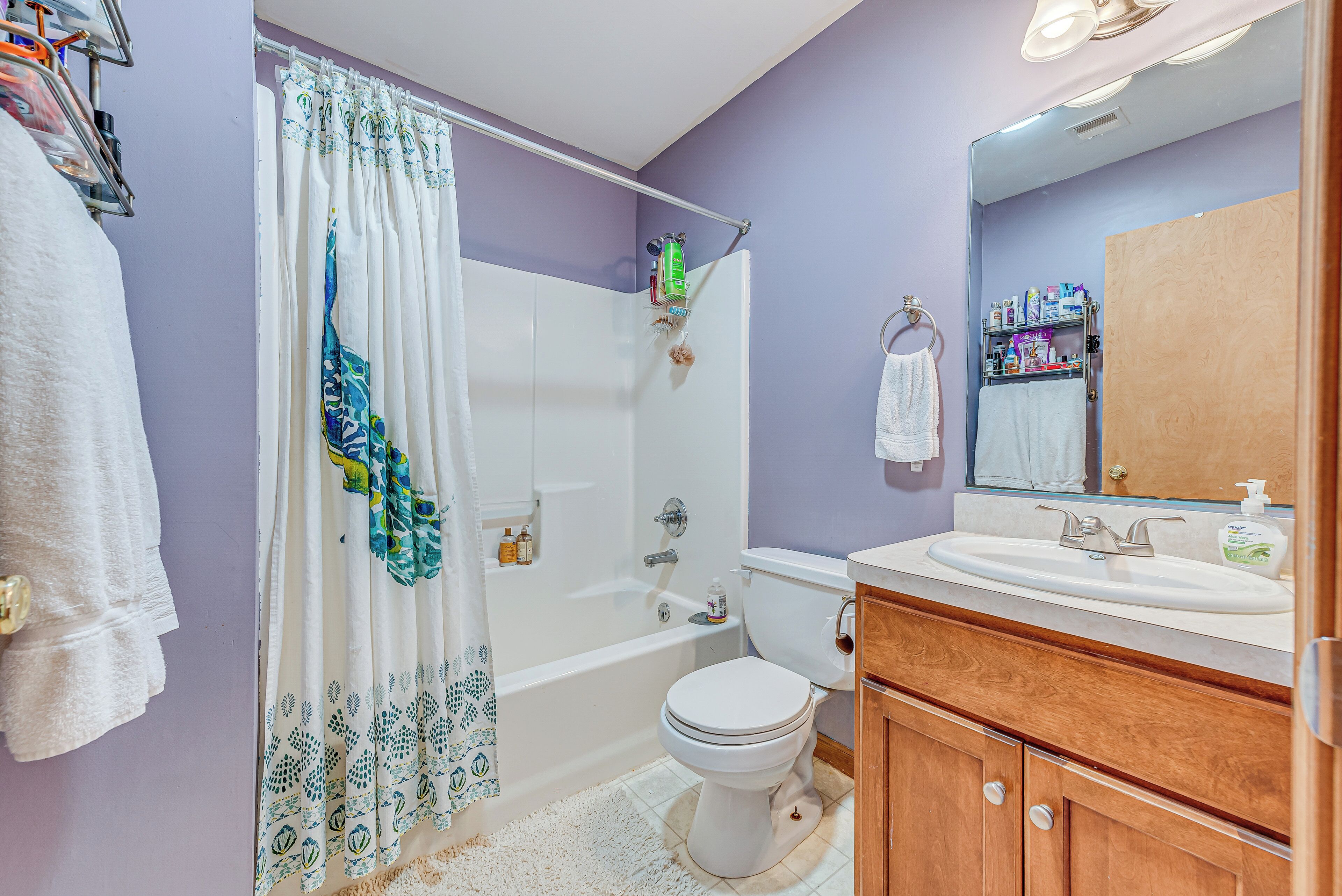 Une salle de bain équipée d’une baignoire, de toilettes et d’un meuble-lavabo avec un miroir.