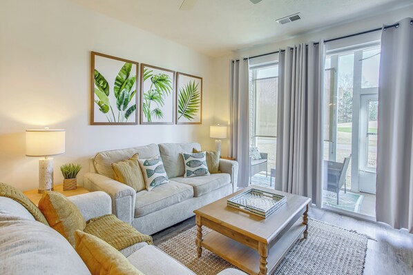 Apartment (2 Bedrooms) | Front of property - Golf Course View & Pool Access: River Oaks Condo (Myrtle Beach)