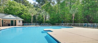 Pawleys Island Condo w/ Screened Porch + Golfing!