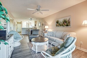 Apartment (2 Bedrooms) | Interior - Pawleys Island Condo w/ Screened Porch + Golfing! (Pawleys Island)