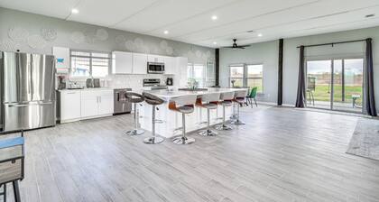 Modern Farmhouse in Del Valle: Rural Setting!