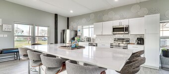 Modern Farmhouse in Del Valle: Rural Setting!