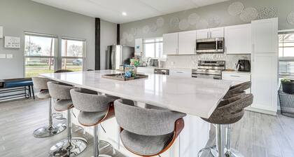 Modern Farmhouse in Del Valle: Rural Setting!