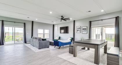 Modern Farmhouse in Del Valle: Rural Setting!
